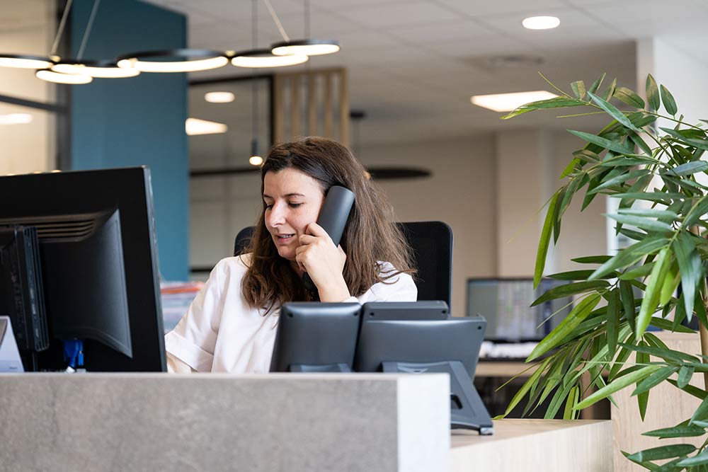 Accueil du Visiopole une secretaire au t&eacute;l&eacute;phone