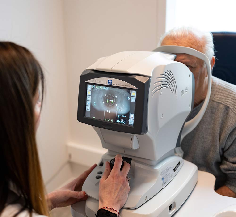 Personne ag&eacute;e regardant un refracteur pour une examen ophtalmologique