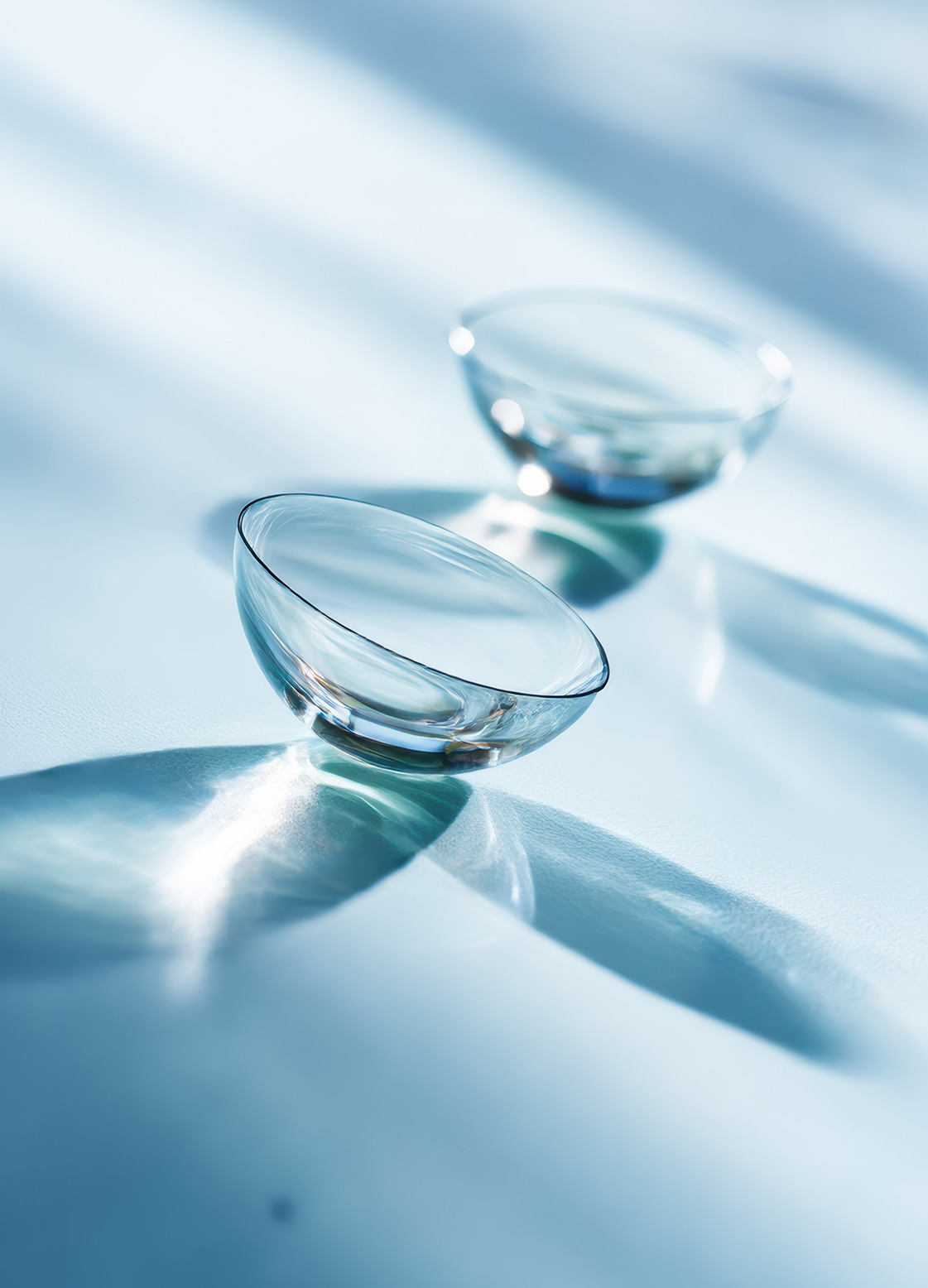 Deux lentilles de contact sur un fond bleu