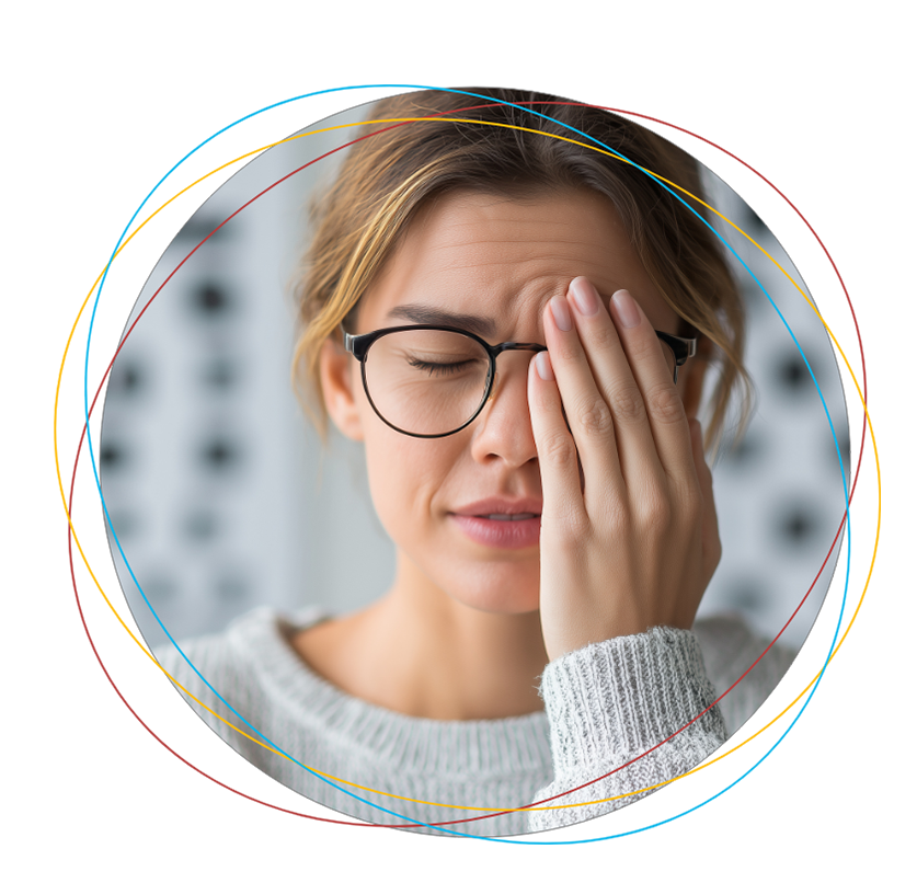 femme qui a mal aux yeux avec des lettres en arri&egrave;re plan