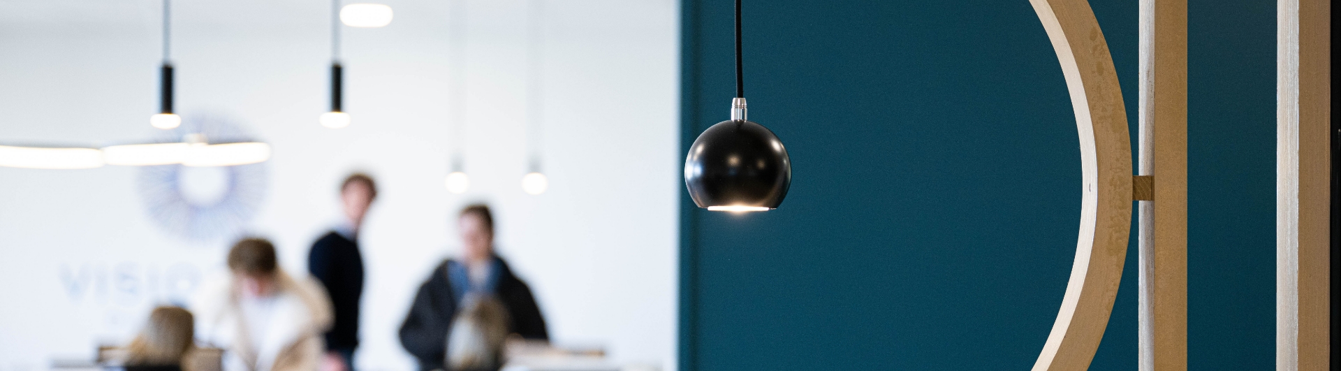 Suspension lumineuse design dans un cabinet moderne, avec patients flous en arri&egrave;re-plan
