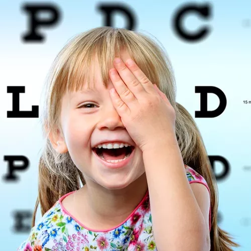 Myopie chez l&rsquo;enfant - Petite fille entourr&eacute;e de lettres noires
